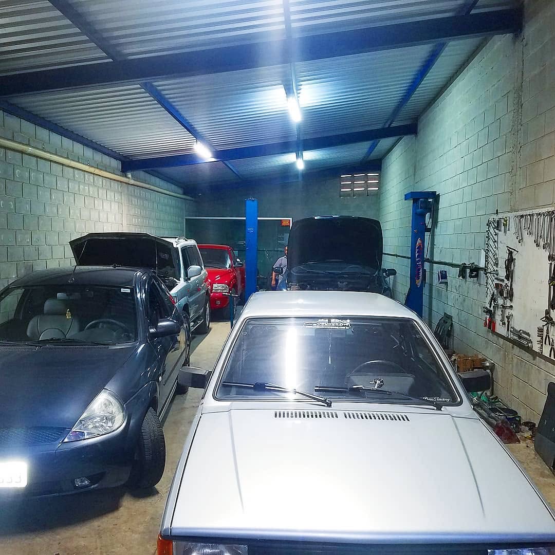 Salão da oficina com carros em serviço